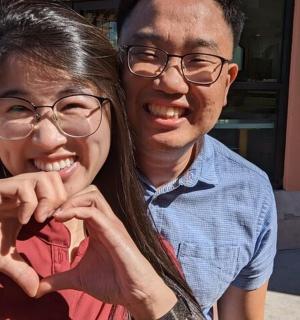 一男一女用手比出一颗心