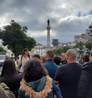 一群人站在城市街道上