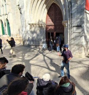 一群人看着站在建筑物前的一名男子