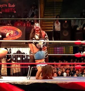 žena stojí v boxerském ringu