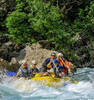 一群人在河上的木筏上