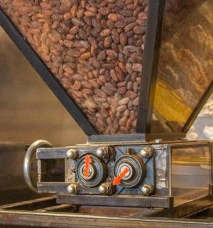 一台咖啡机，墙上堆满了咖啡豆