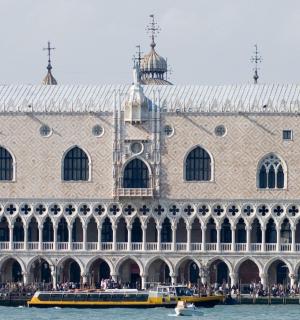 一座大楼，前面有一艘船