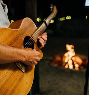 一名男子在火炉前弹吉他