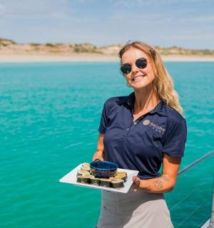 船上一位女士端着一盘食物