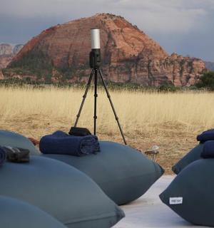 一组相机放在三脚架上，背景是一座山
