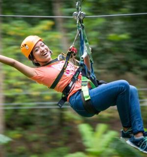 一名女子在高空滑索上悬空