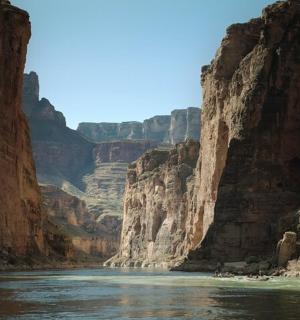 峡谷河流中的一艘船
