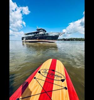 水中一艘大船，旁边是一艘皮划艇