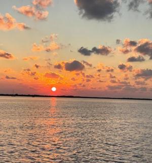 一大片水域上的日落