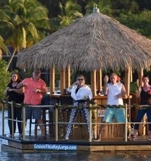 一群人站在水上酒吧