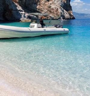 loď sedící na pláži ve vodě