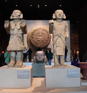 dues estàtues de dues persones exposades en un museu