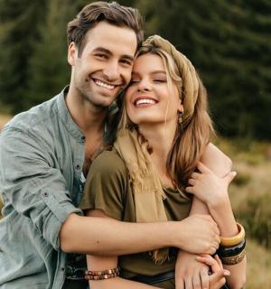 muž a žena pózují pro fotografii