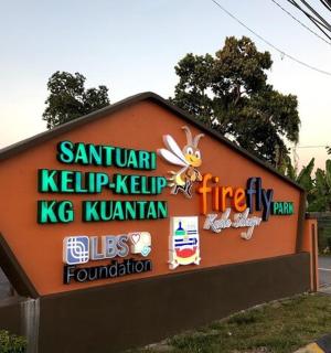 cedule korejské restaurace na kraji ulice