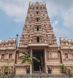 一座前面有高塔的大楼