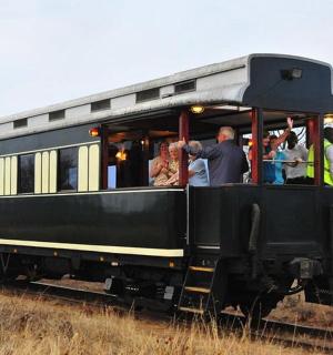 一群人坐在一辆黑色火车车厢里