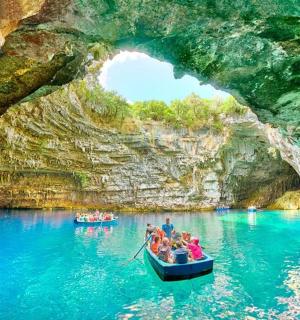 skupina lidí na lodi v jeskyni