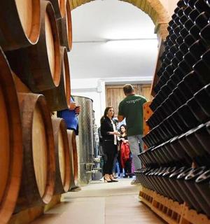 一群人站在商店里看着酒桶