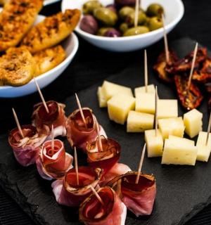 talíř jídla s předkrmy, sýrem a dalšími pokrmy