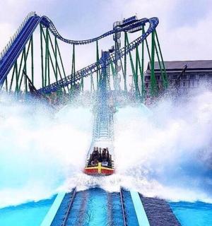 水中央的过山车