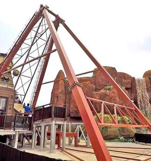 水上乐园水滑梯上的一座桥