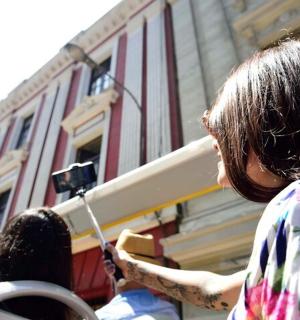 一名女子站在一栋建筑物前