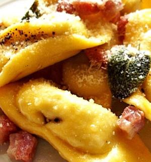 talíř jídla s těstovinami a brokolicí