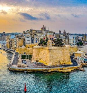 letecký pohled na město na vodě