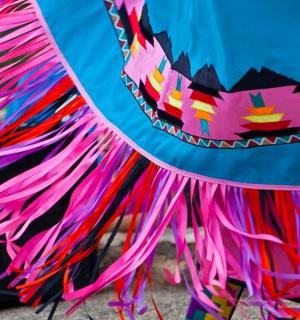 帽子上挂着一束彩色飘带