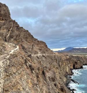 水体旁边的岩石峭壁