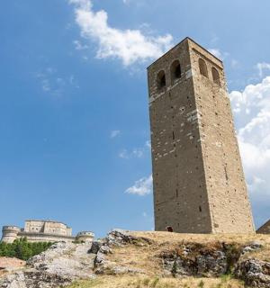 vysoká cihlová věž na vrcholu kopce