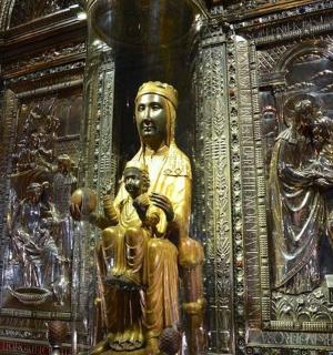 一尊抱着婴儿的男人的金色雕像