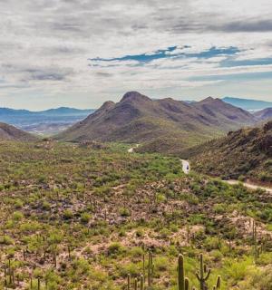 远处群山环绕的山谷景色