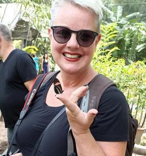 一名戴着墨镜的女子在花园里拿着一把刀