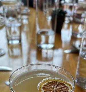 stůl se sklenicemi vody a nápojem