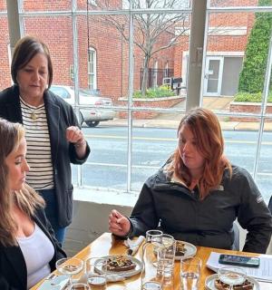 skupina žen sedících u stolu