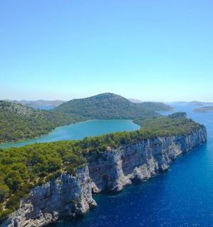 海洋中央的一座岛屿