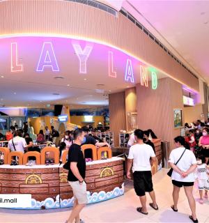 dav lidí procházejících se v nákupním centru