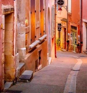 一座高楼林立的城市中的一条空荡荡的小巷