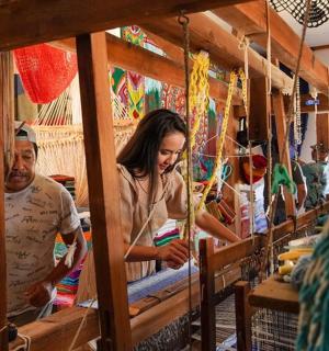 一男一女在商店里查看商品