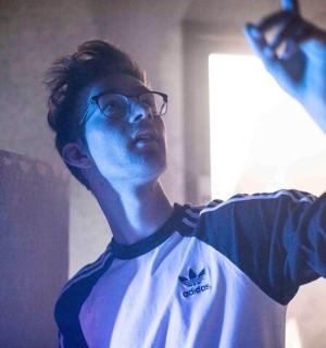 一位戴眼镜的男子拿着麦克风