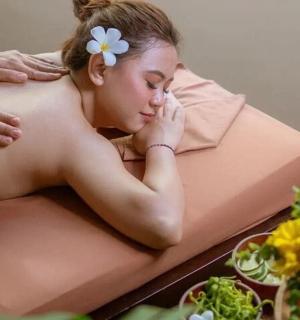 žena dostávající masáž v posteli