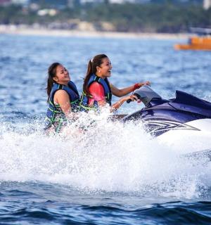 两个女孩在水中骑着水上摩托艇