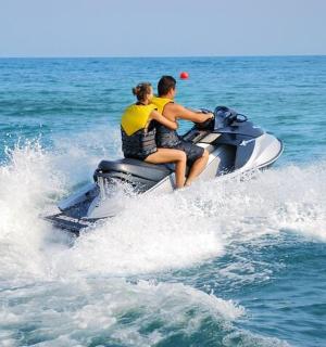 两个人在水中驾驶水上摩托艇