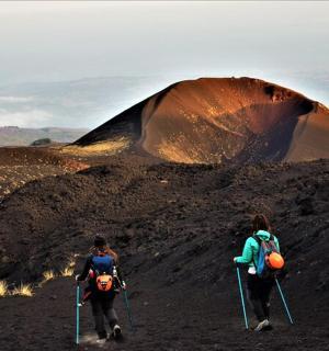 dva lidé jdoucí do kopce v horách