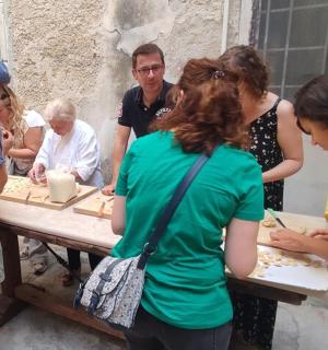 un grup de persones al voltant d'una taula de pícnic