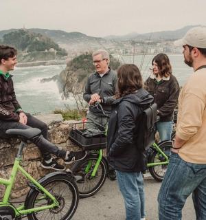 un grup de persones dempeus amb les seves bicicletes