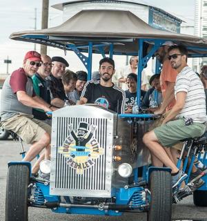 skupina lidí jedoucích v autě