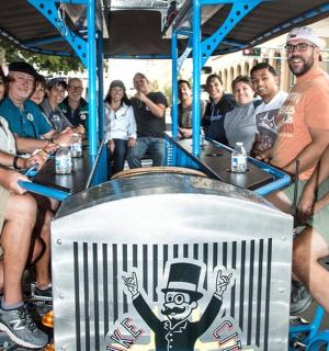 skupina lidí sedících na vozíku